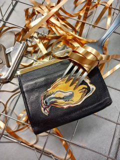 POW POW POWWW !! Voici la première collection capsule de Momo alias @ko_momorebi 🔥

Quelle joie de vous proposer pour notre premier Noël chez Bloom une série de pièces uniques revalorisées. 

Créer, peindre, mettre de la couleur c'est dans son ADN. 🌈
Alors ces petites pièces neutres sont devenues de sacrés accessoires vraiment beaucoup trop cool non ? 🥨 

On a voulu une ambiance hivernale ❄️  j'ai demandé un canard parceque ya pas de saison pour les canards ok?! 
Ils sont beaux, ils sont tout frais. 

ils seront en boutique à partir de samedi !⏳️ 

On espère que vous allez les adorer aussi.
Ça ressemble au cadeau idéal on dirait ?
Go (s')offrir de la seconde main customisée 🎁 

🗓 du mardi au samedi 
🕖 de 11h à 19h
📍 25 rue des capucins 69001 

+ 🎁 OUVERTURES EXCEPTIONNELLES en DÉCEMBRE 🎄
les dimanches 14/21 et lundis 15/22 
13h - 18h  

C'est le moment idéal pour soutenir les petits commerçants ✨️ 

Elise 🦆 & Momo 😘