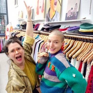 Et voilà, it's tiiiiiiime ! 🤶
C'est le moment de vous souhaiter un très joyeux Noël ou bordel pour certains 🤭 

C'est une période qui est très particulière, il est temps de se réunir, de se choyer. 
Et pourtant .. on peut aussi traverser cette semaine sans y mettre bcp de magie, voir ne pas en avoir envie. Quoiqu'il arrive on ne peut échapper à l'ambiance 😅 🎄(courage c'est la fin !) 

Par ici, avec Momo on est très décomplexées des fêtes 🥳 
Pas de traditionnel repas de famille, on ne fait rien et avec très grand plaisir ! Le calendrier finalement reste un calendrier  📅  
la dernière photo c'est cadeau 👋 

Nous avons aimé, comme toujours, vous recevoir, en 7/7 cette fois-ci, vous voir préparer vos tenues, vos cadeaux, qui plus est de seconde main car ÇA, ça nous réchauffe vraiment le cœur !! 

Bref, on finit l'année en beauté avec vous ✨️ et c'est cooooool 💙
Merci d'avoir pensé à Bloom et aux petits commerçants de quartier ça compte énormément ! 👊 

Joyeux Noël à tous ❤️‍🔥 

La boutique sera ouverte aux horaires habituels sauf le 25/12 & le 1/01 

🗓 du mardi au samedi 
🕖 de 11h à 19h
📍 25 rue des capucins 69001 

Bisous et à vendredi ! 💋
Elise 🦆 & Momo