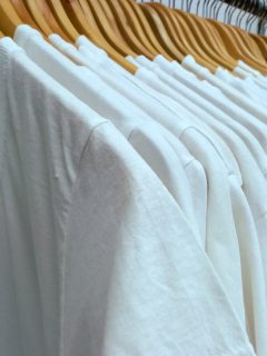 ON A DU TEE-SHIRT BLANC !!!! 

Ça fait mille ans qu'on en cherche 👕
Pour tous les looks c'est bcp trop efficace ! Il peut même être la pièce maîtresse !!! 

Qu'on le voit ou pas, large ou pas, le basique vraiment de toutes les situations c'est bien lui. 

IL EST LA ! 
Viens donc par ici.. 🤗 

Bloom Friperie contemporaine mixte 
& Ateliers créatifs 
🗓 du mardi au samedi
🕖 11H-19H 
📍 25 rue des capucins 69001 

Bisous 😚 
Elise  & Momo